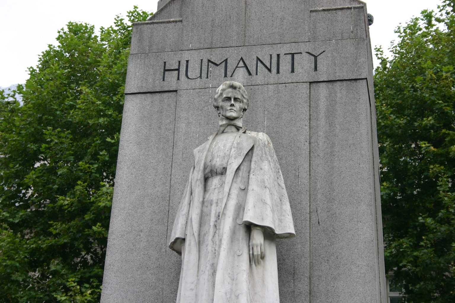 Edith Cavell monument, London - 05.JPG
